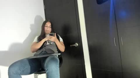 Snapshot of electra_hunt chatting on 12/07/24, 12:41 Electra- Please help me reach 100 likes online show from 12/07/24, 12:41