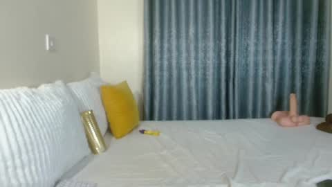 Snapshot of elegant_ebony chatting on 02/12/25, 01:06 Nika online show from 02/12/25, 01:06