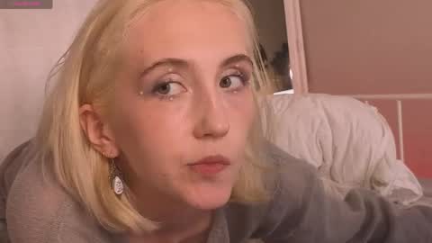 Snapshot of elen__moore chatting on 05/28/26, 04:04 Elen online show from 05/28/26, 04:04