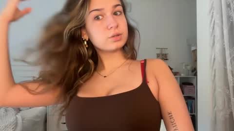 Snapshot of elenahere4u chatting on 06/01/26, 03:47 Elena online show from 06/01/26, 03:47