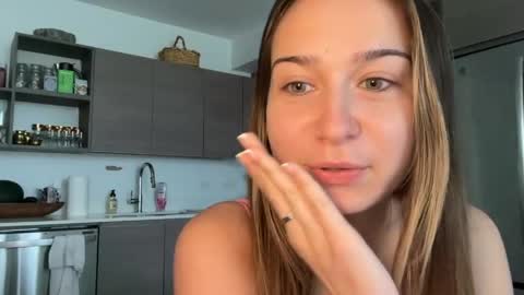 Snapshot of elenahere4u chatting on 06/02/26, 03:25 Elena online show from 06/02/26, 03:25