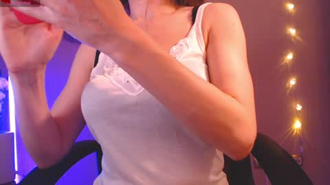 Snapshot of elenamiya chatting on 12/25/24, 05:26 Heleonora online show from 12/25/24, 05:26