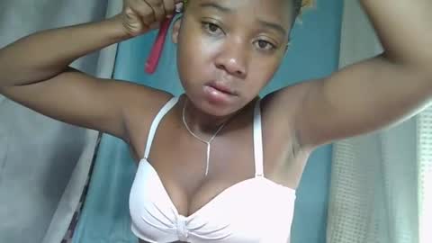 Snapshot of elia011 chatting on 02/23/25, 01:35 elia011 online show from 02/23/25, 01:35