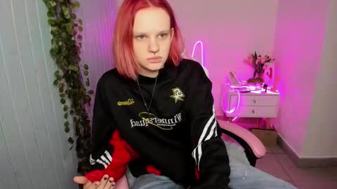 elieiza_xo online show from 10/28/25, 10:19