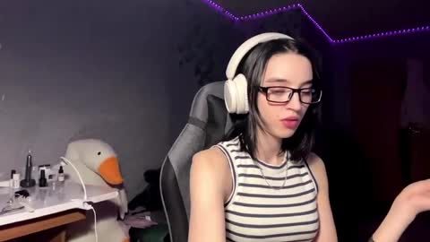 Snapshot of elinorashfield chatting on 05/28/26, 01:08 Milica online show from 05/28/26, 01:08