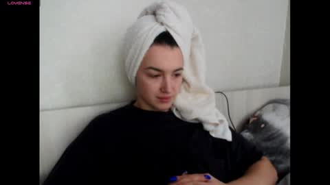 elisa_dove208 online show from 12/04/25, 06:12