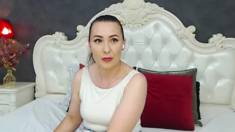 Snapshot of elisabethswan chatting on 06/15/26, 11:45 Krissy online show from 06/15/26, 11:45
