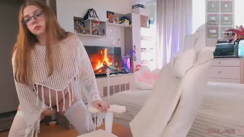 Elise    online show from 09/21/25, 11:56