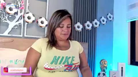 Snapshot of eliseplayboobs chatting on 06/19/26, 06:12 Elise Play Boobs online show from 06/19/26, 06:12
