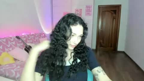 Snapshot of elisskriter chatting on 06/17/26, 12:18 Eliss online show from 06/17/26, 12:18