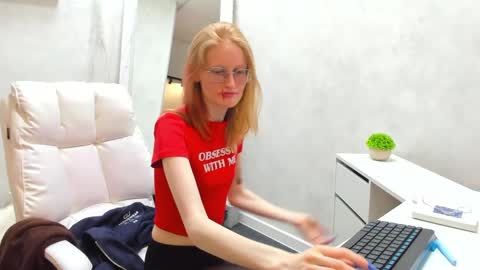 Elizabeth online show from 03/05/25, 03:07