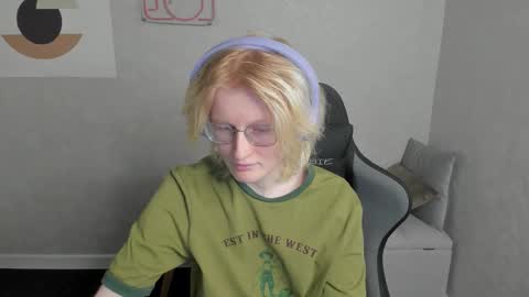 Elizabeth online show from 09/16/25, 01:17