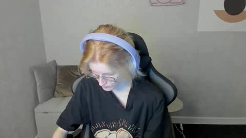 Elizabeth online show from 09/17/25, 01:18