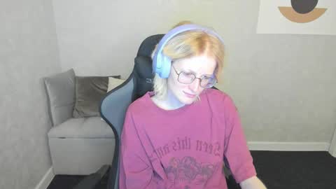 Elizabeth online show from 09/19/25, 01:07