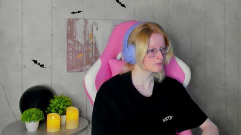 Elizabeth online show from 11/04/25, 01:05