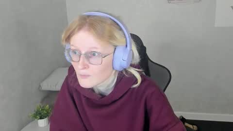 Elizabeth online show from 11/14/25, 01:04