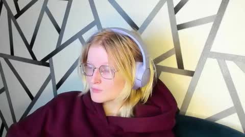 Elizabeth online show from 11/26/25, 01:17