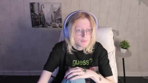 Elizabeth online show from 12/03/25, 01:35