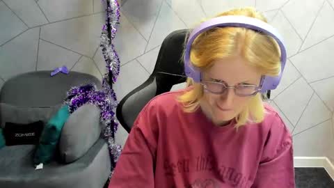 Elizabeth online show from 12/23/25, 01:14