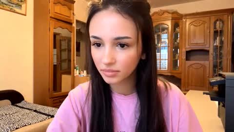 Mia online show from 11/06/25, 10:27