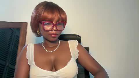 Snapshot of ella_laurel chatting on 06/03/26, 10:51 Ella online show from 06/03/26, 10:51