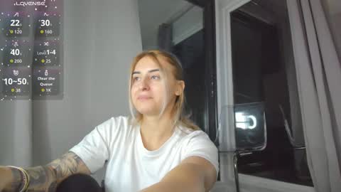 ella_vee online show from 10/10/25, 03:49