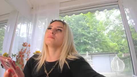 Snapshot of ella_vee chatting on 05/08/26, 04:51 ella_vee online show from 05/08/26, 04:51