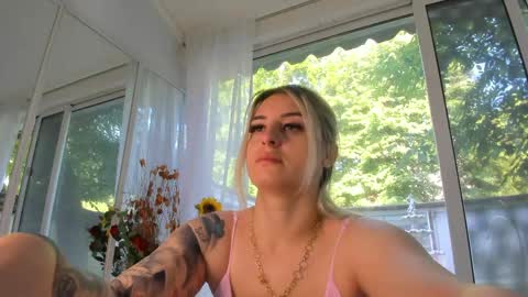 Snapshot of ella_vee chatting on 05/25/26, 05:46 ella_vee online show from 05/25/26, 05:46