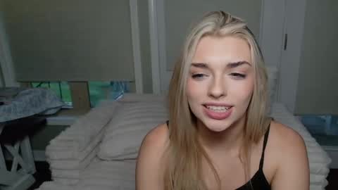 Snapshot of ellalowe chatting on 05/20/26, 11:55 ellalowe online show from 05/20/26, 11:55