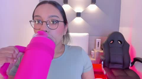 Snapshot of ellamontoya chatting on 01/08/25, 04:12 Ella online show from 01/08/25, 04:12