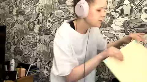 Snapshot of ellasimmons chatting on 07/17/26, 01:40 Mary online show from 07/17/26, 01:40