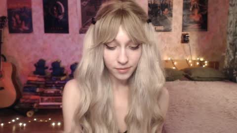Snapshot of ellie_friendly chatting on 01/15/25, 12:15 ellie_friendly online show from 01/15/25, 12:15