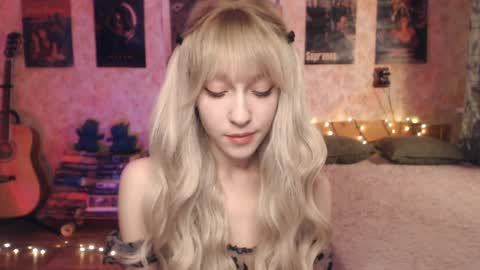Snapshot of ellie_friendly chatting on 01/17/25, 12:53 ellie_friendly online show from 01/17/25, 12:53