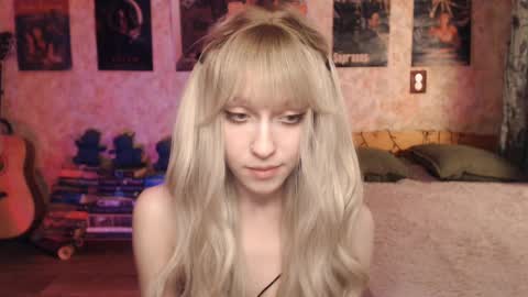 Snapshot of ellie_friendly chatting on 02/17/25, 12:16 ellie_friendly online show from 02/17/25, 12:16