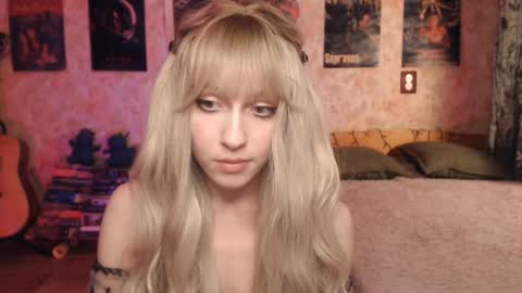 Snapshot of ellie_friendly chatting on 02/20/25, 12:15 ellie_friendly online show from 02/20/25, 12:15
