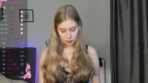 Snapshot of elliedi chatting on 10/14/25, 08:20 elliedi online show from 10/14/25, 08:20