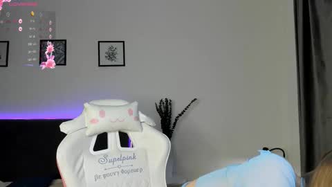 Snapshot of elliedi chatting on 10/20/25, 09:15 elliedi online show from 10/20/25, 09:15