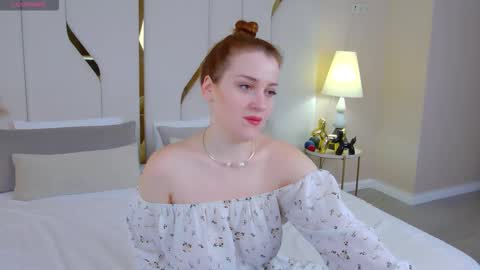 Snapshot of ellielarson chatting on 10/12/25, 05:01 EllieLarson online show from 10/12/25, 05:01
