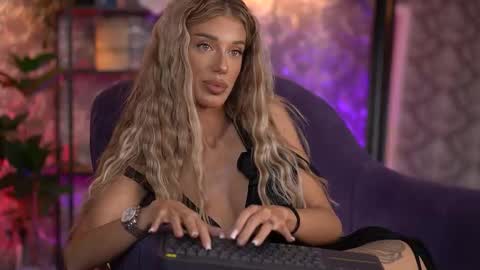 Ellie online show from 09/11/25, 07:08