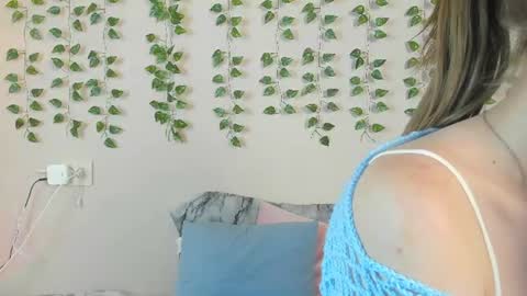 Snapshot of ellierough chatting on 06/17/26, 04:04 ellierough online show from 06/17/26, 04:04