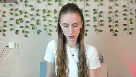Snapshot of ellierough chatting on 06/18/26, 04:24 ellierough online show from 06/18/26, 04:24