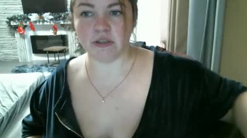 Snapshot of ellimol chatting on 12/27/24, 11:39 EliMoL online show from 12/27/24, 11:39