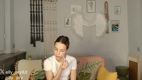 elly_ary online show from 12/18/25, 09:21