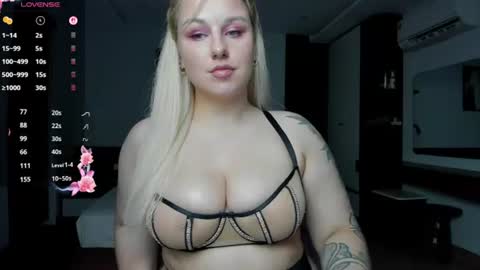 Snapshot of elly_blondy chatting on 06/25/26, 02:43 Elly online show from 06/25/26, 02:43