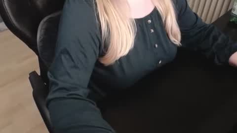 Elly online show from 10/18/25, 09:37