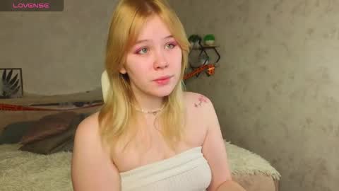 Snapshot of ellya_castro chatting on 10/22/25, 12:33 ellya_castro online show from 10/22/25, 12:33