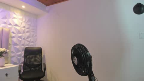 Snapshot of ellye_evans_ chatting on 07/14/26, 12:22 Ellye online show from 07/14/26, 12:22