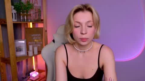 Elly online show from 11/30/25, 03:21