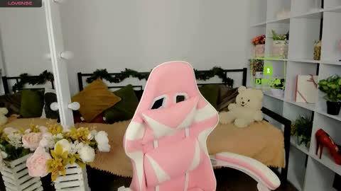 elma_lily online show from 12/22/25, 07:16