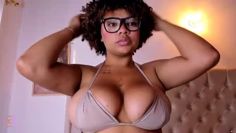 Snapshot of eloisa_cleavage_ chatting on 06/24/26, 11:31 Maya online show from 06/24/26, 11:31